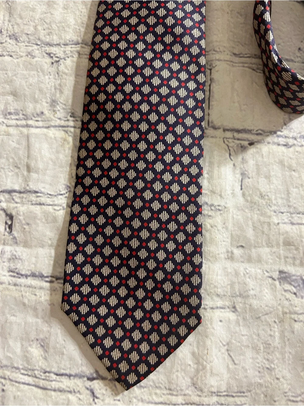BROOKS BROTHERS MAKERS ALL SILK PRINTED IN ENGLAND GEOMETRIC PATTERN MEN’S TIE